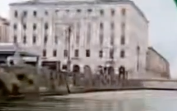 Expulsaron temporalmente a mujer que tiñó de verde el Gran Canal de Venecia